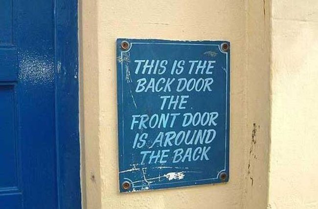 Это задняя дверь. Передняя дверь находится сзади