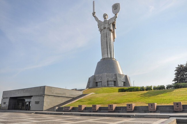 11. Монумент-скульптура «Родина-мать», Киев, Украина 