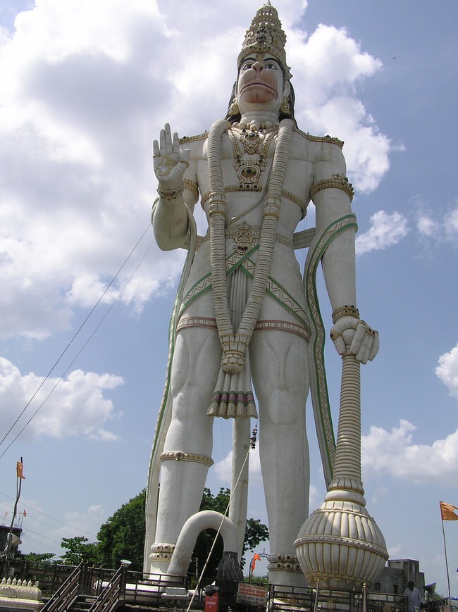 12. Статуя Ханумана в Нандуре, Индия