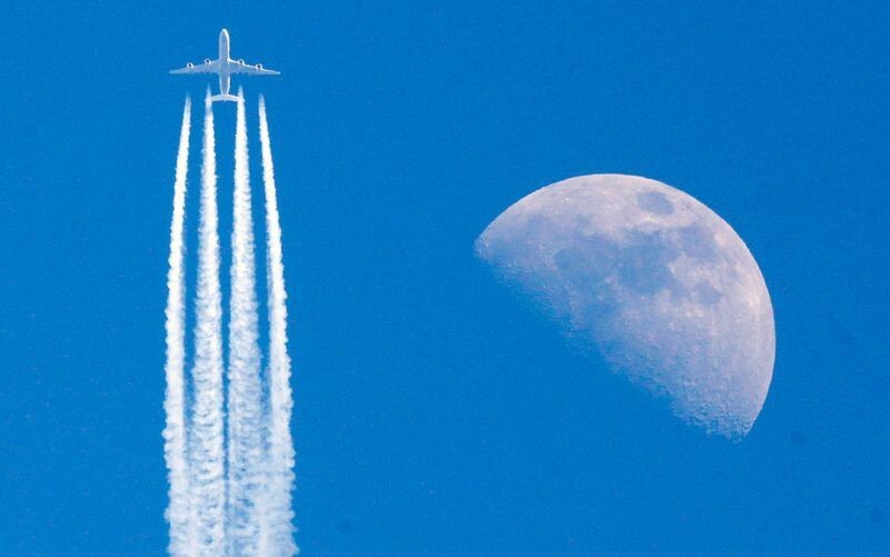 Cолнце, луна и самолёт