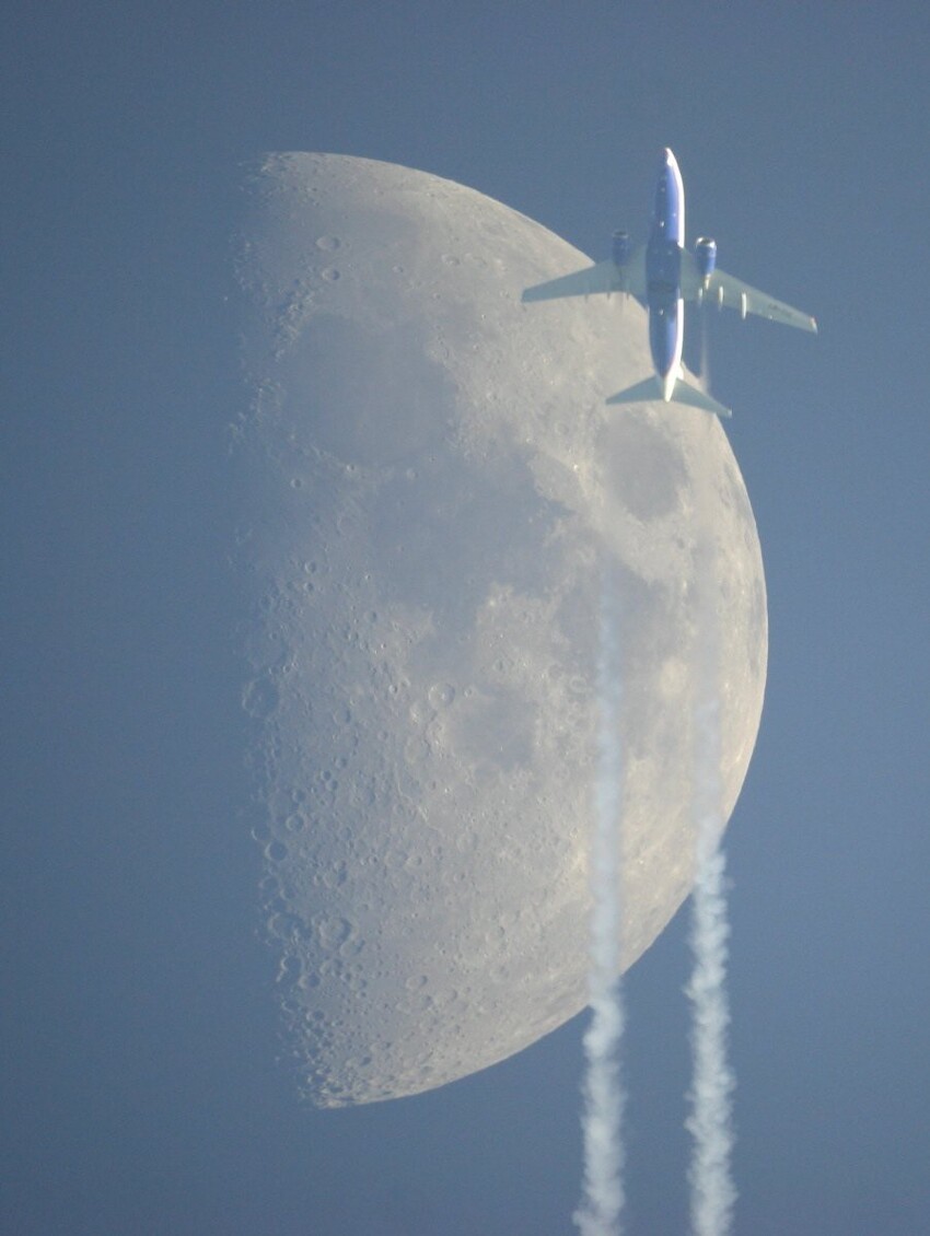 Cолнце, луна и самолёт
