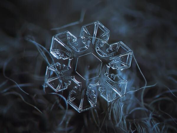 Образование кристаллов льда и снежинок, макросъемка 