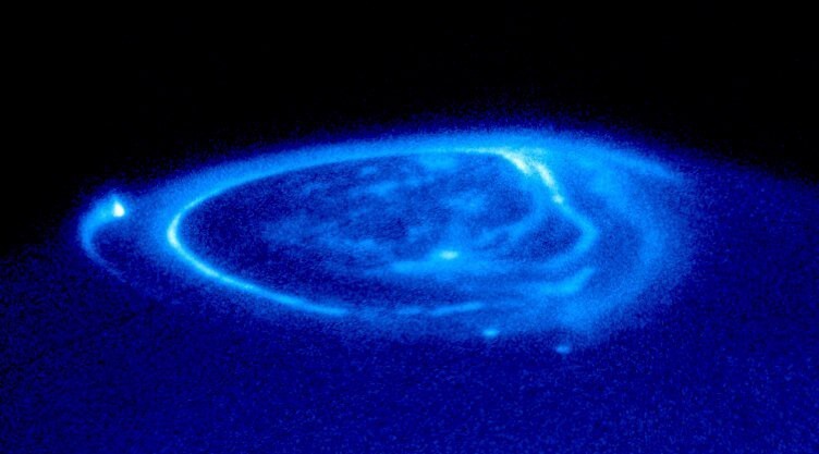 Впервые наблюдались ультрафиолетовые полярные сияния на Сатурне, Юпитере и Ганимеде.