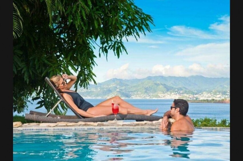 Освежающий коктейль в бассейне близ моря в Maca Bana Grenada.