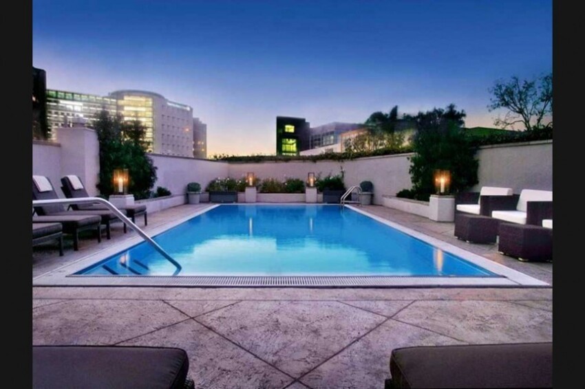 Романтичный бассейн в Sofitel Los Angeles.
