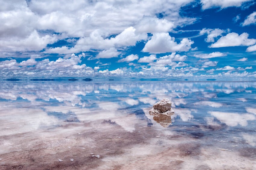 Во время сезона дождей солончак Уюни покрывается тонким слоем воды и превращается в самую большую в мире зеркальную пове