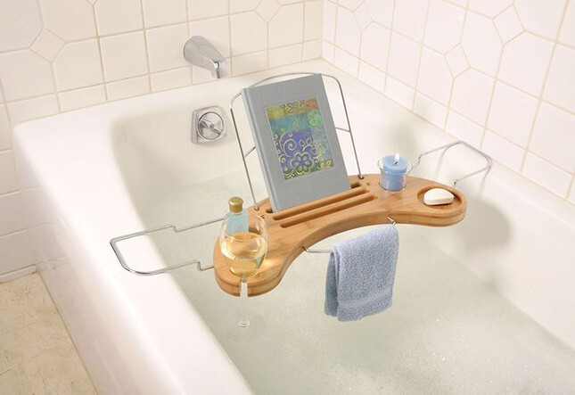 6. Бамбуковая подставка для чтения в ванную