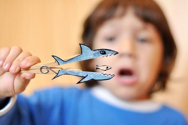 Из прищепки может получиться замечательная игрушка в виде акулы и рыбки 