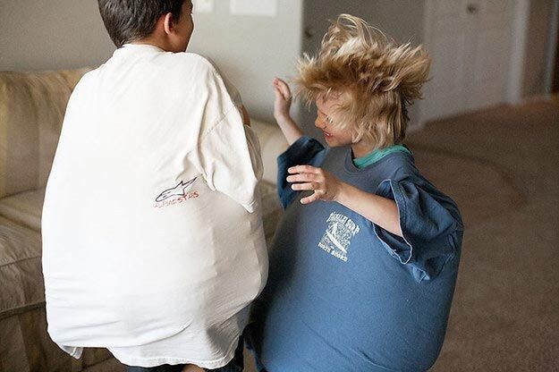 Используйте подушки и папину футболки, чтобы дети смогли поиграть в сумоистов