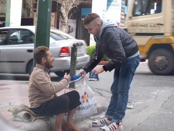 Парень купил обувь бездомному