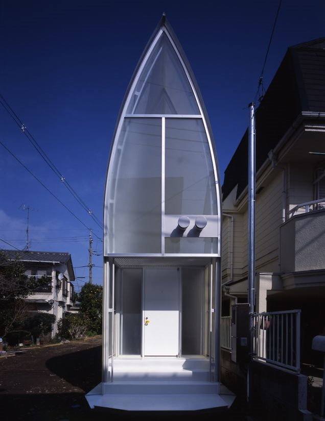 3. Дом «Счастливые капли» (Lucky Drops) в Японии от Atelier TEKUTO, 2005 г. Это длинный, узкий дом трапециевидной формы, ширина основания 3,2 м, высота 29,3 м.