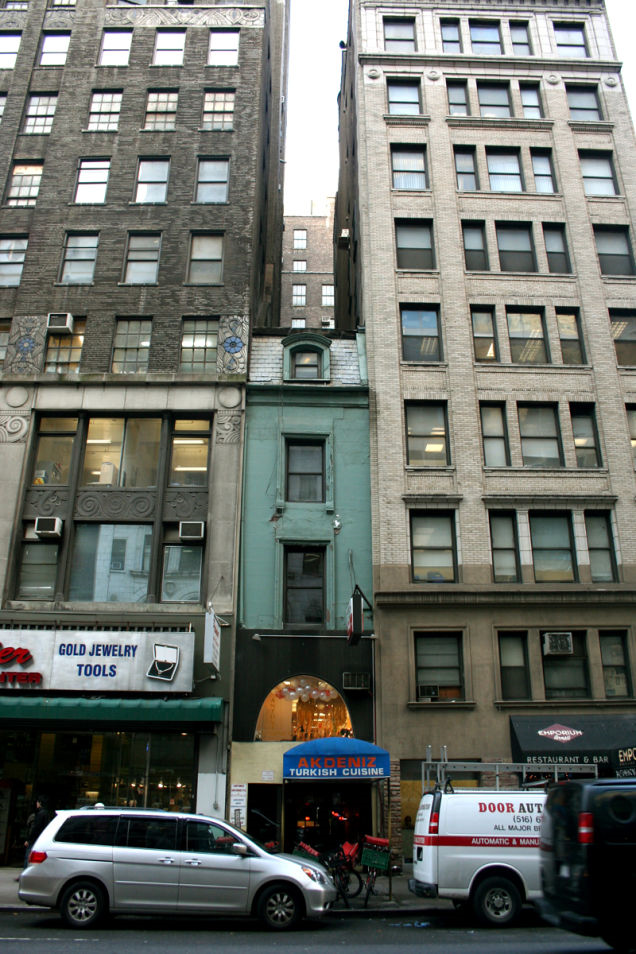 6. 3,8 м в ширину домик на West 46th Street в Нью-Йорке.