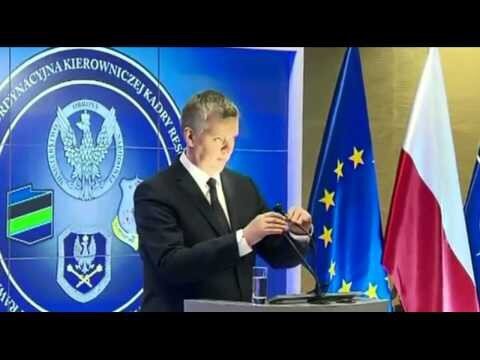 Министр обороны Польши на брифинге говорил в... лампочку 