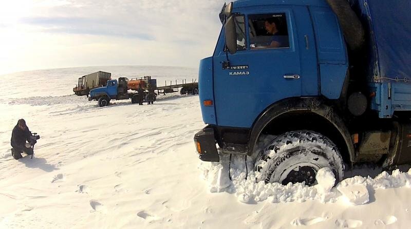 Камаз своих не бросает. Под бодрую музыку 