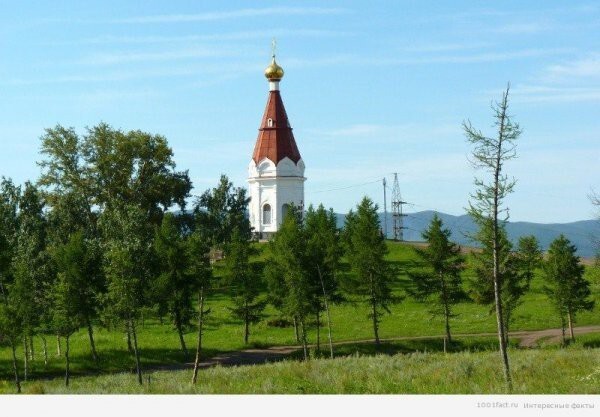 Известная часовня Параскевы Пятницы (построенная в 1855 году), расположена на вершине Караульной горы. Рядом с ней расположена смотровая площадка, любимое место отдыха жителей Красноярска и отличное место для туристов, посещающих город.