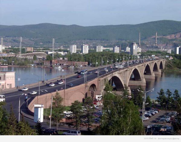 Железнодорожный мост является главной достопримечательностью Сибири. Его длина составляет 1 км., а высота конструкций более 20 м.
