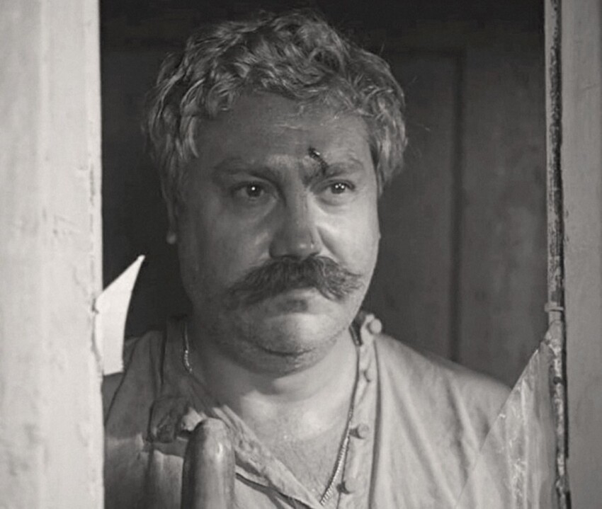 Павел Луспекаев на съёмках фильма "Белое солнце пустыни" 