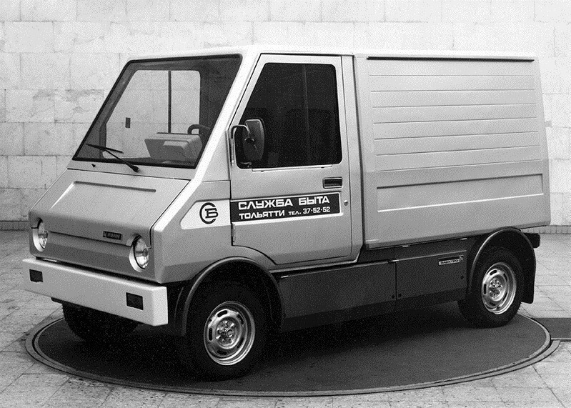  14.ВАЗ 2702 "Пони" Опытный (I) '1982–86 Электромобиль ВАЗ 2702 особо малой грузоподъемности, был разработан для частичной замены в городах автомобилей, выполняющих регулярные маршрутные мелкотоварные перевозки. Кроме фургона на этом же шасси был изг