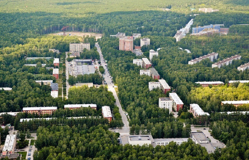 Улица Ильича является своеобразным центром Новосибирского Академгородка.
