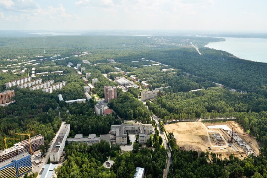 НГУ стал одним из двух российских вузов, вошедших в TOP-200 лучших университетов планеты. Справа видно строительство нового учебного корпуса.