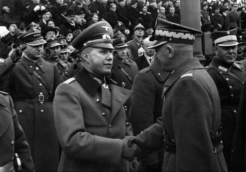 Рукопожатие польского маршала Эдварда Рыдз-Смиглы и немецкого атташе полковника Богислава фон Штудница на параде «Дня независимости» в Варшаве 11 ноября 1938 года. Фотография примечательна тем, что польский парад особо привязывался к захвату Тешинско