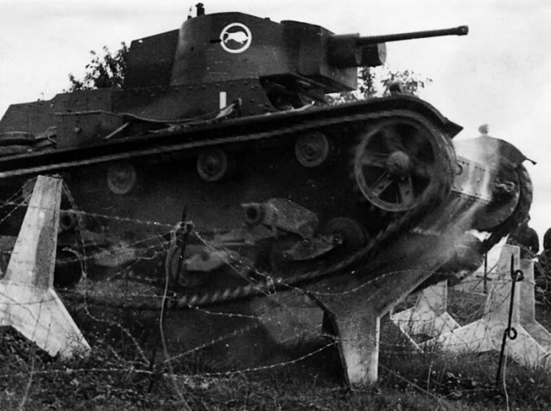Польский танк 7ТР из состава 3-го бронебатальона (танк 1-го взвода) преодолевает пограничные чехословацкие укрепления в районе польско-чехословацкой границы.  3-й бронебатальон имел тактический знак«Силуэт зубра в  круге», который наносился на башню 