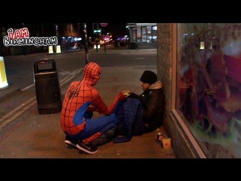 20-летний парень каждую ночь надевает костюм человека-паука, чтобы купить еду для бездомных 