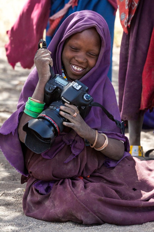 Молодой фотограф из народа масаи