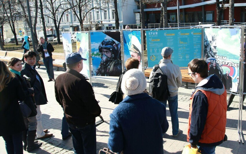 В Новопушкинском сквере начал собираться народ - поглазеть, что происходит 