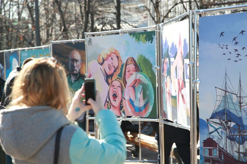 Более 50 авторских рисунков в формате графических карикатур, посвященных Крыму, России и президенту Владимиру Путину, предстали перед глазами посетителей. 