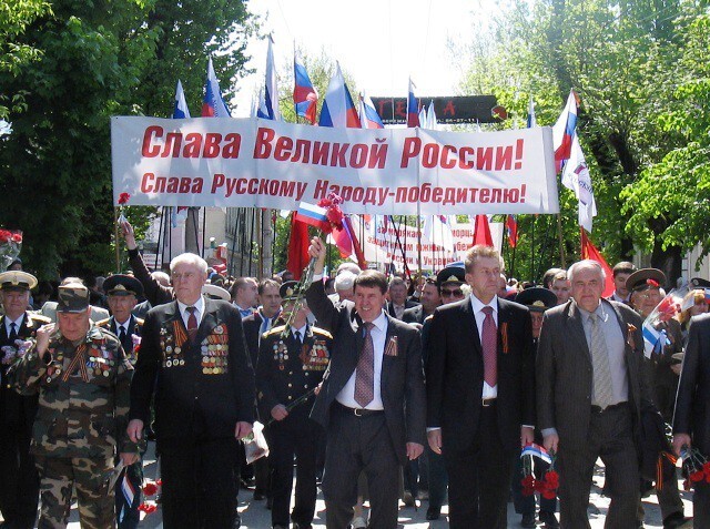 Россия празднует возвращение Крыма, а украинцы рвы роют !