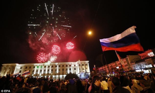 Россия празднует возвращение Крыма, а украинцы рвы роют !