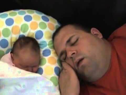 Папа и дочка спят одинаково 