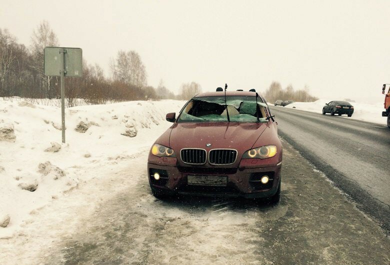 Водителя BMW убило выпавшим мусором