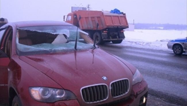 Водителя BMW убило выпавшим мусором