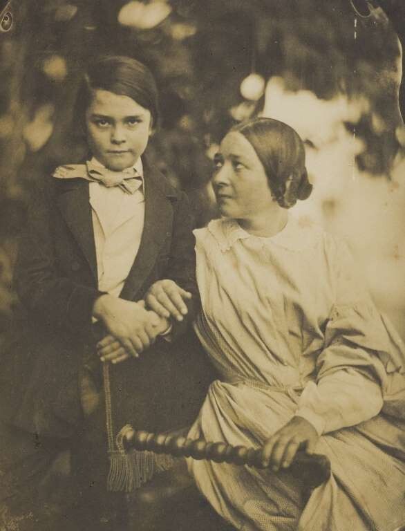 3. Мама и сын. 1855 год. Фотограф — Jean-Baptiste Frenet. 