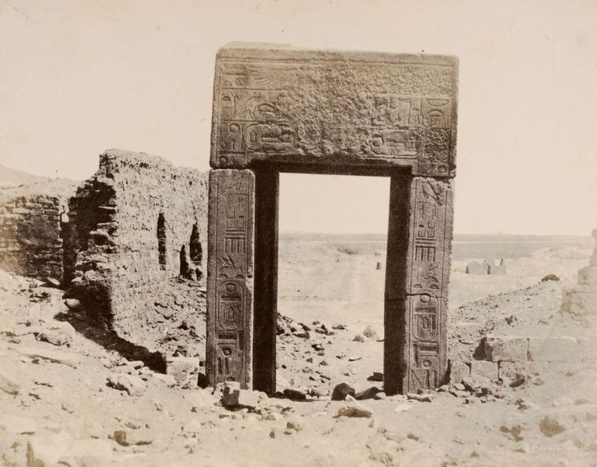 9. Фотограф — John Beasly Greene. El Assasif, ворота из розового гранита, Фивы, 1854 год.