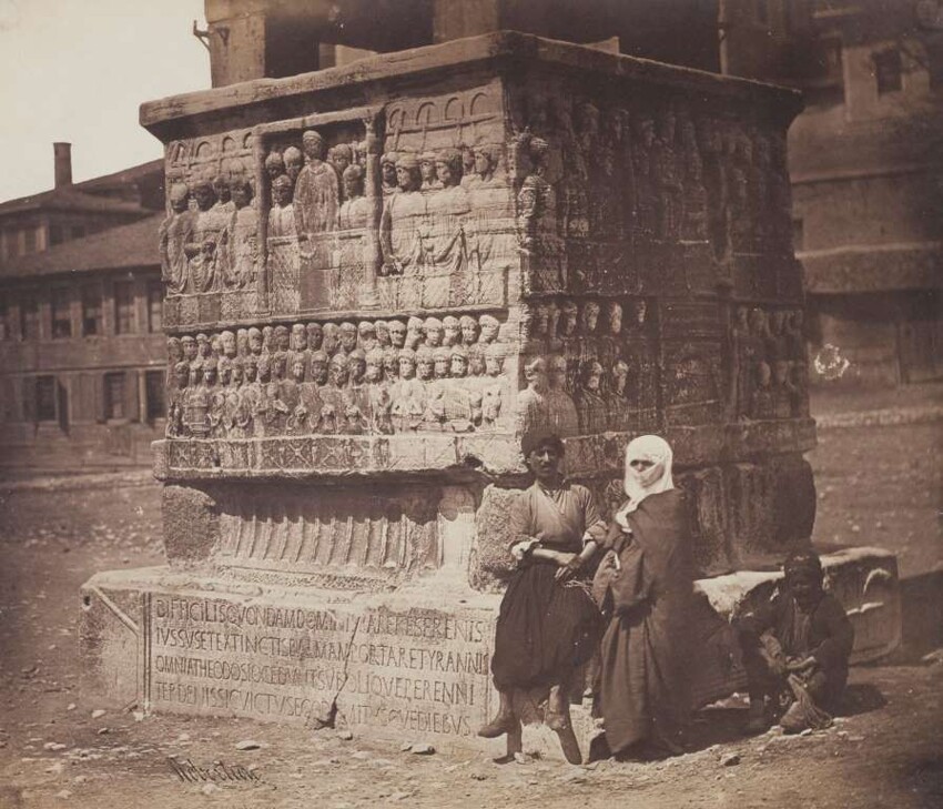20. У подножия обелиска (обелиск Феодосия в Константинополе), 1855 год. 