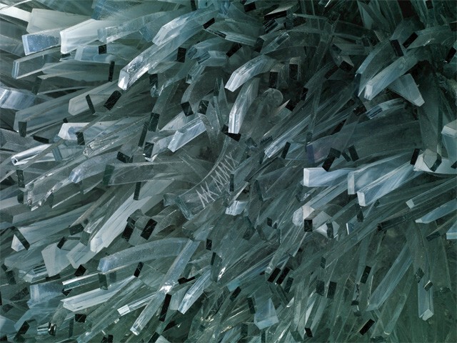 Скульптуры Марты Клоновска собранные из тысяч стеклянных осколков