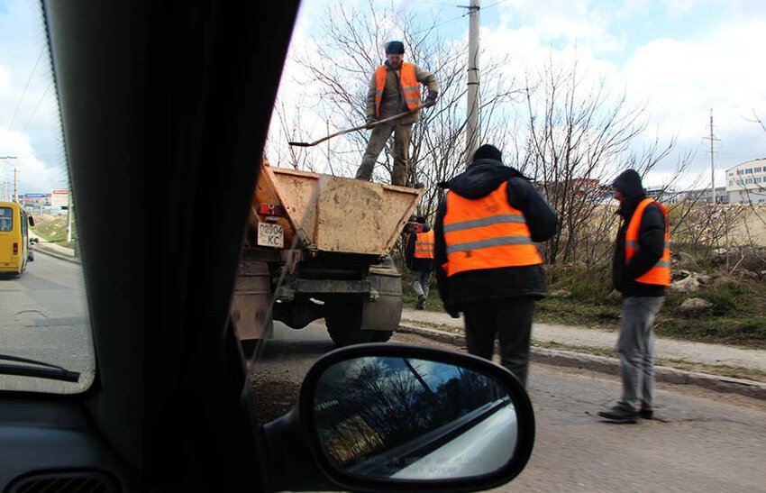 Дороги в Севастополе ремонтируют по новой технологии