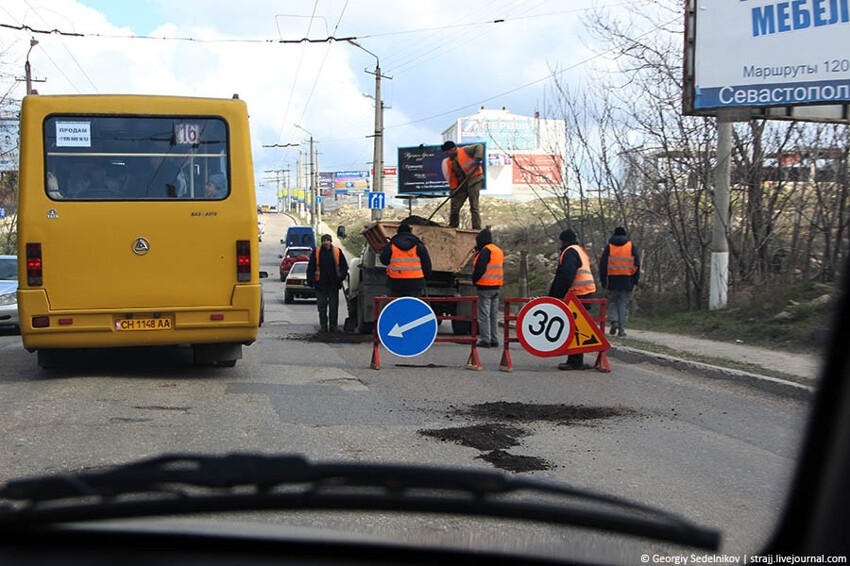 Дороги в Севастополе ремонтируют по новой технологии