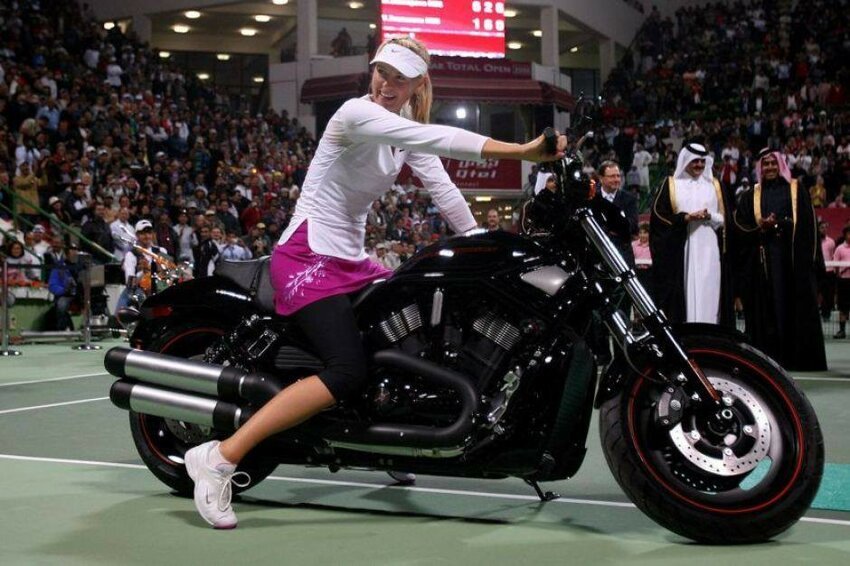 Мария Шарапова на мотоцикле Harley-Davidson