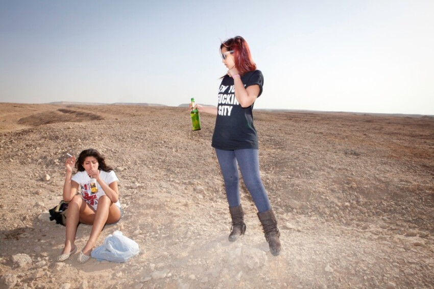 Ахелла и Нада отдыхают на пикнике в  пустыне, пьют пиво и курят в выходные дни.