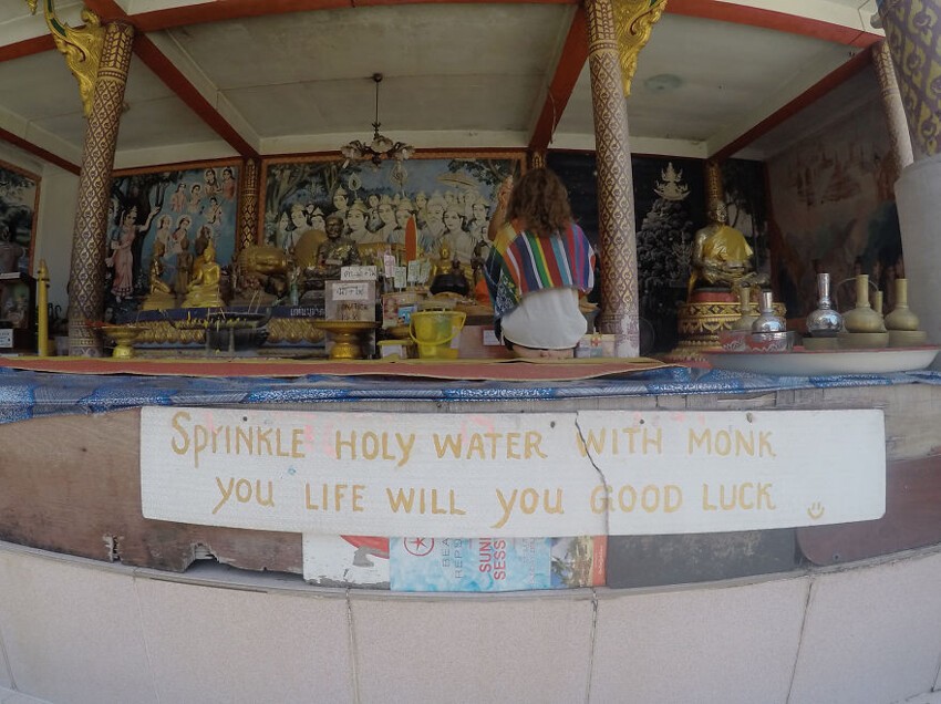 Окропите святую воду с помощью монаха, ты жизнь будешь ты удача. Самуй, Таиланд