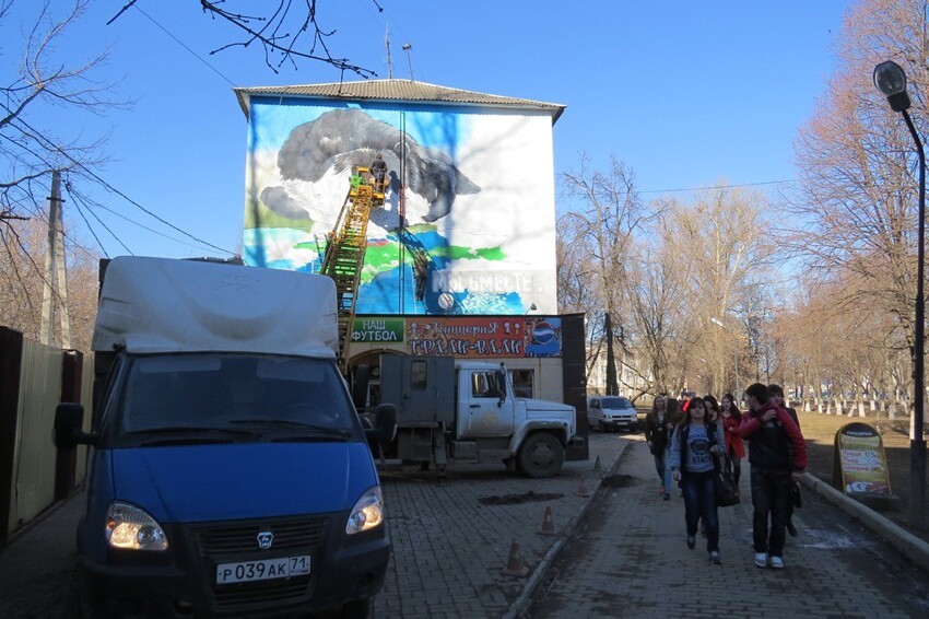 Медведь, любующийся на полуостров Крым, украсил здание в Туле