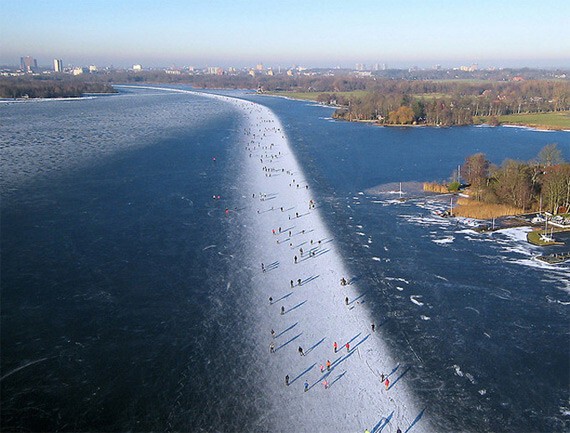 Катание на коньках на озере Paterswoldse Meer, расположенном к югу от города Гронинген, Нидерланды
