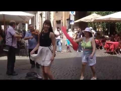 Красивая девушка танцует на улице в Риме, Италия 