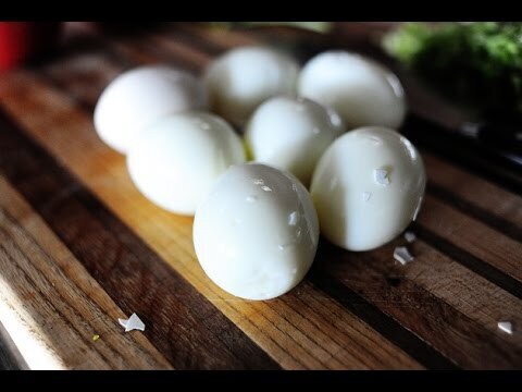 Как быстро очистить вареные яйца за несколько секунд  