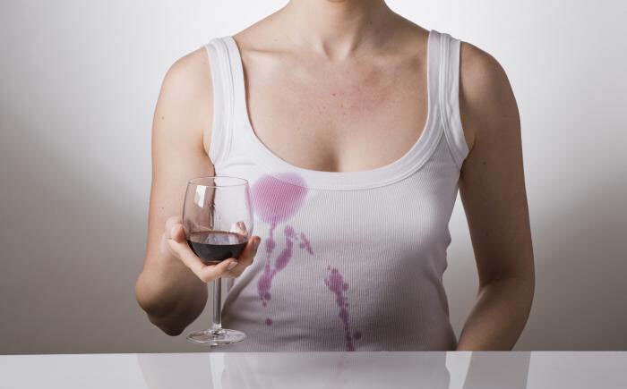Как удалить пятна от красного вина на белой одежде