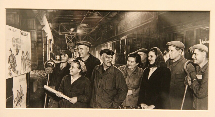 Промышленность СССР и лица советских людей на выставке в Центре фотогр
